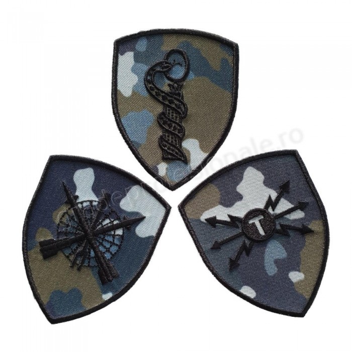 emblema semn de arma brodata cu fir negru pe suport textil camuflaj forte aeriene