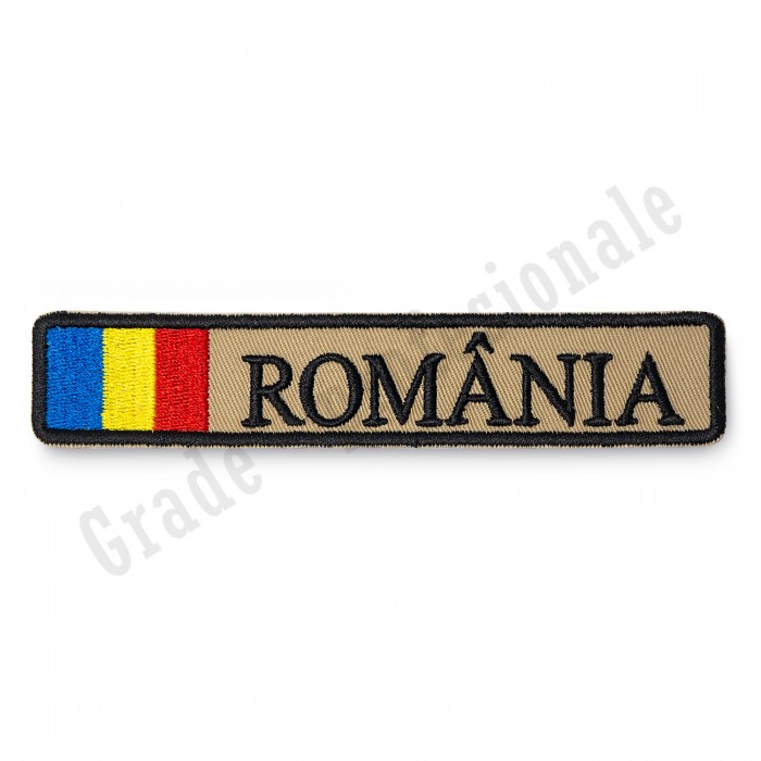 ecuson brodat cu text "ROMANIA" pe suport textil bej forte terestre