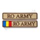 ecuson brodat cu text "RO ARMY" pe suport textil bej forte terestre